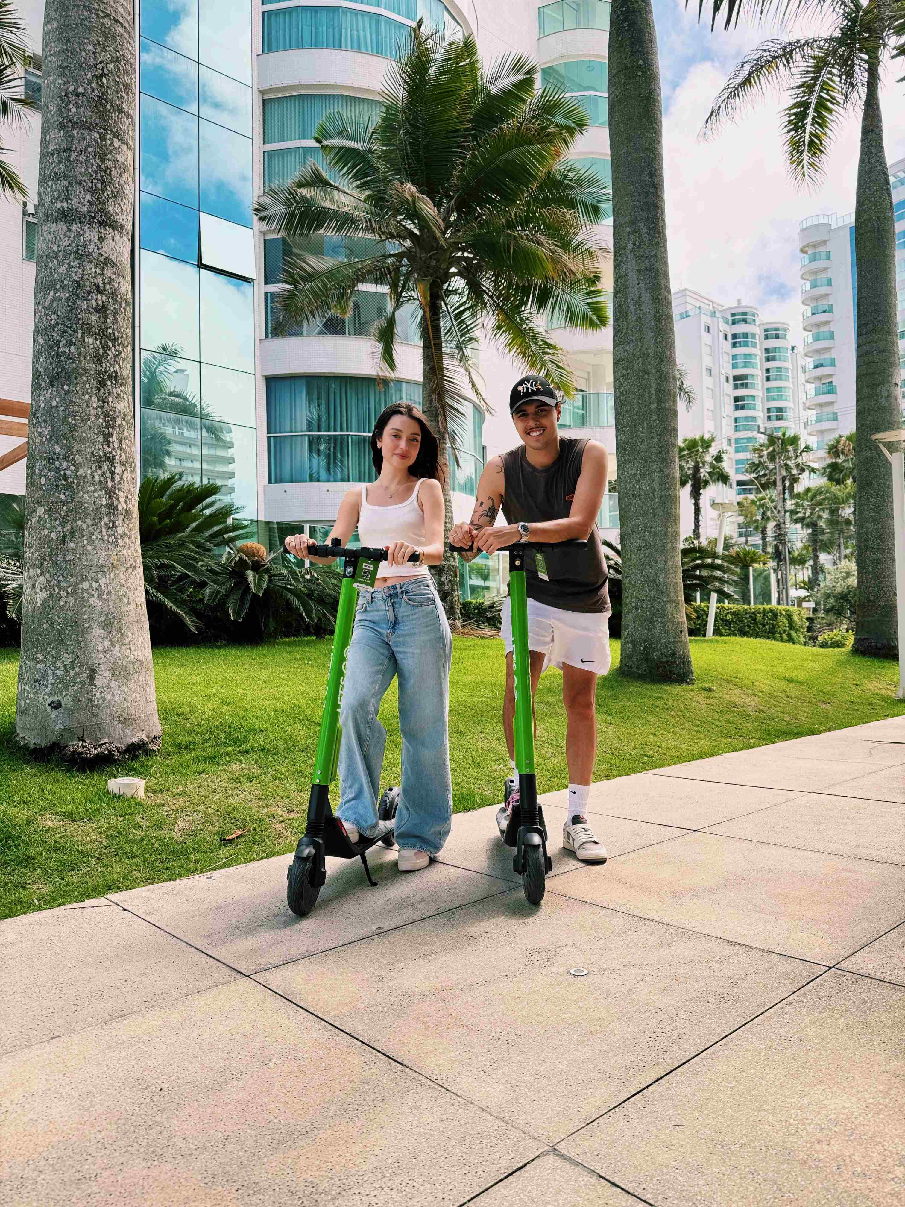 Casal usando patinetes Let's Go